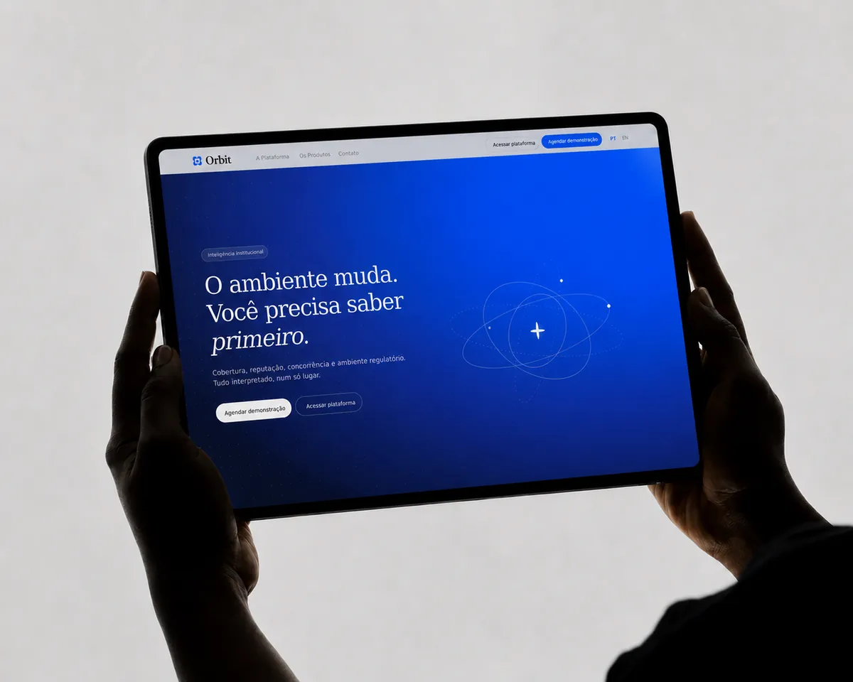 Página inicial do Orbit num tablet, segurado com as duas mãos